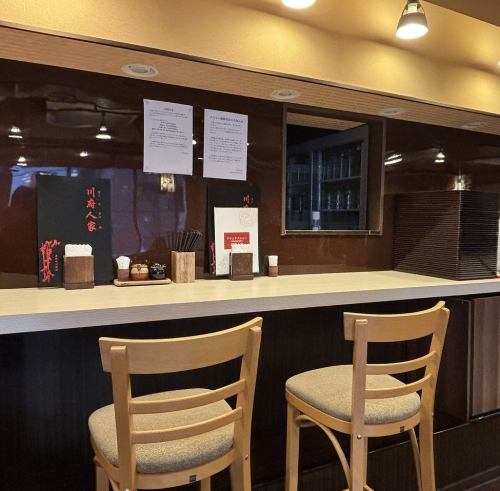 혼자서도 부담없이 들어가기 쉬운 카운터석을 준비