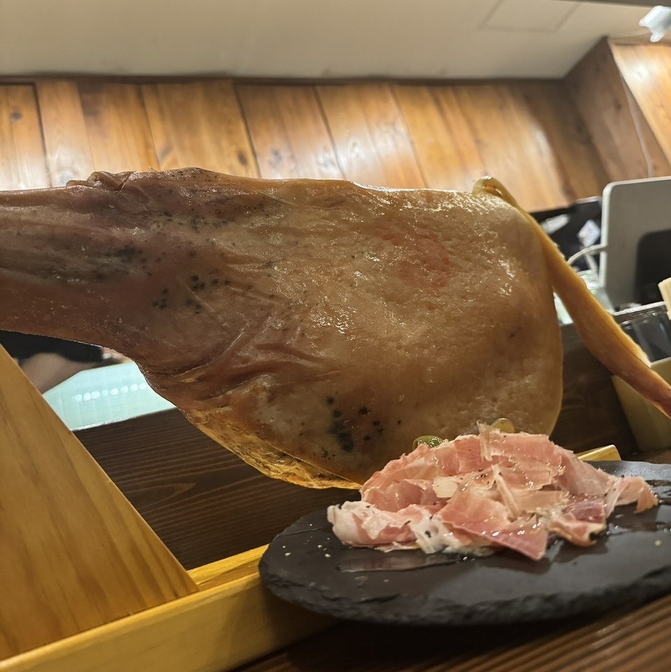スペイン直輸入！芳醇な香りの原木生ハムはワインと相性抜群