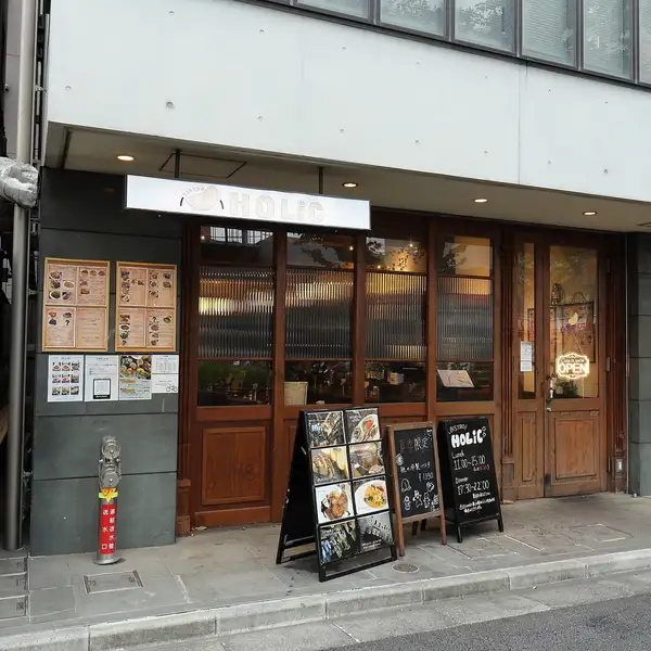 中村橋駅から徒歩3分とアクセス良好でありながら、都会の喧騒を忘れさせる落ち着いた佇まいの外観。扉を開けると、温かみのある照明が照らす大人の隠れ家空間が広がります。デートや記念日、仕事帰りの一杯など、大切な方とゆっくり語り合いたい夜に最適なプライベート空間です。