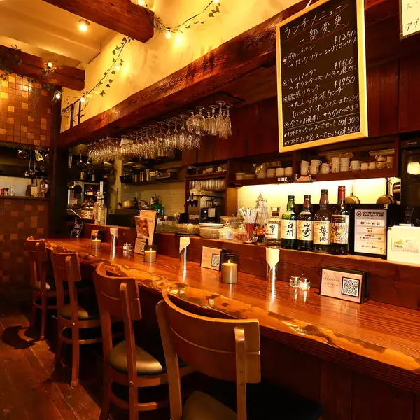 店内は、お一人様でも気軽に過ごせるカウンター席と、レイアウト変更可能なテーブル席をご用意しております。少人数からの貸切にも対応しており、ご利用条件を満たせば周りの目を気にせず完全プライベートなパーティが可能です。上質なビストロ料理と共に特別な時間をお過ごし下さい。