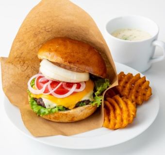 牛100%！自家製パティを使ったハンバーガープレート