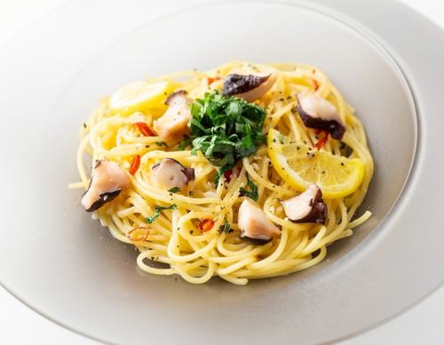 《夏季メニュー》レモン香るタコと大葉のオイルパスタ