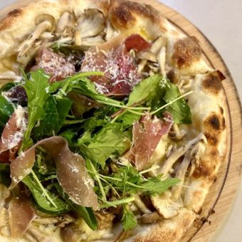 木の子と生ハムの彩りピザ