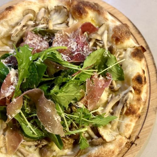 木の子と生ハムの彩りピザ