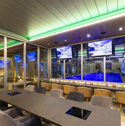 店内一面のプールビュー