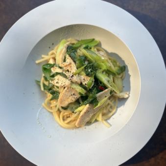 鶏むね肉と九条ネギのオイルパスタ