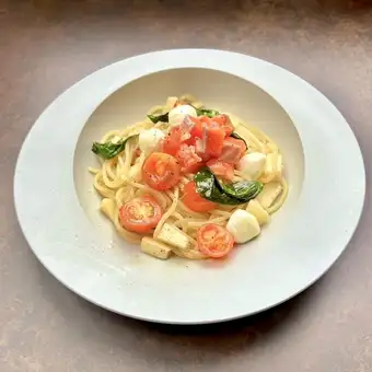 Salmon and apple oil pasta