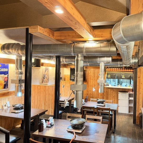 女子会、記念日、サプライズ、デート、接待など少人数の宴会に最適です。店内は4名席×6つ、6名席×2つのテーブル席がございます。7名様以上はお電話ください。お席ご用意します。