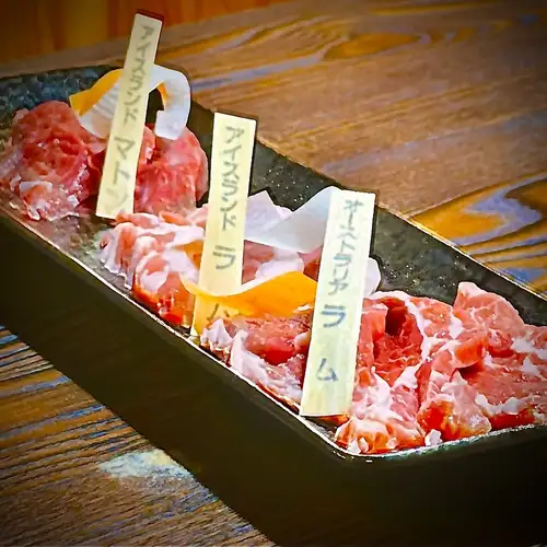 三種口味的成吉思汗烤羊肉拼盤