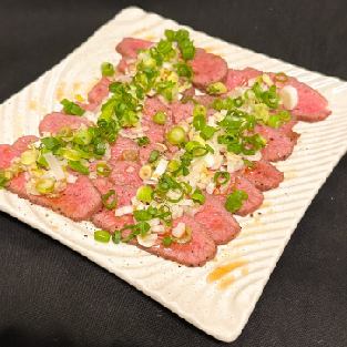低温調理の牛タン先刺し