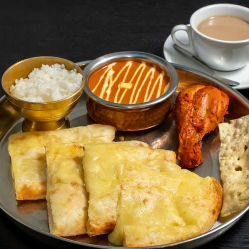お好みのカレー2種とタンドリーチキン、チーズナンも楽しめる◎ チーズナンセット 1,500円(税込)