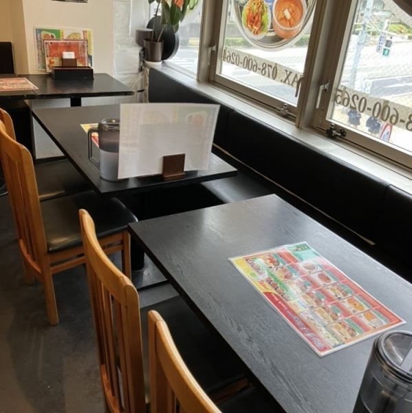 ◆窓際のお席でゆったりとお食事をお楽しみいただくのはいかがでしょうか?心地よい現地の音楽を聴きながら、本場のカレーを味わいましょう!1名様から8名様までゆったりと御利用頂けるお席となっております◎