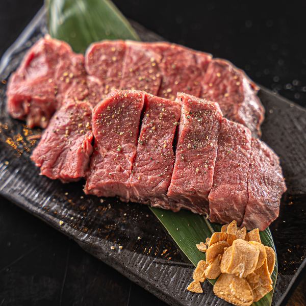 《We offer top-quality products at a good value for money◎》Awaji Kuroge Wagyu beef fillet approx. 80g 2200 yen (tax included)