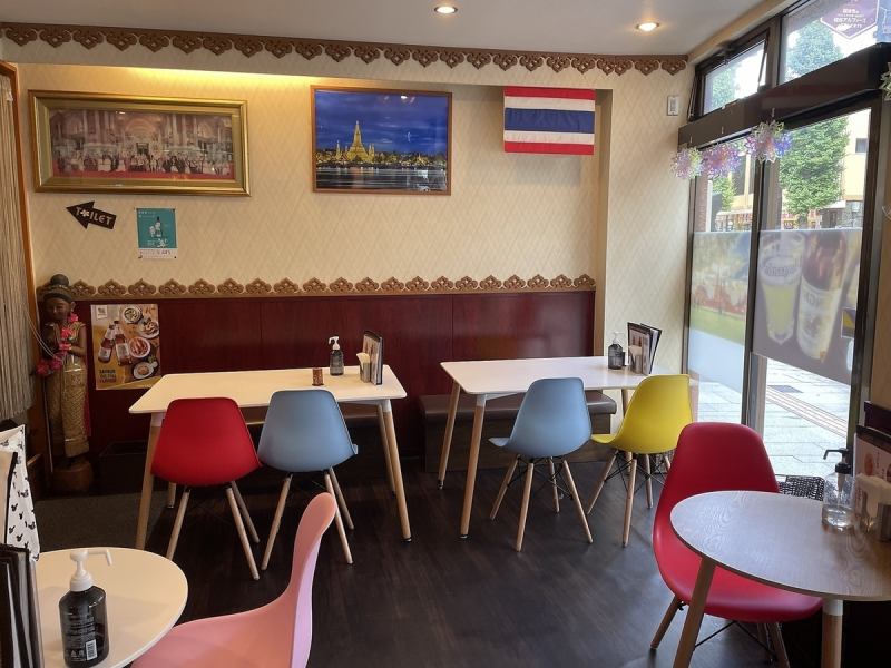 【1階席　禁煙】1階席はテーブル席多数ご用意しております。タイの雰囲気を感じられるお洒落な店内でお食事をお楽しみください！