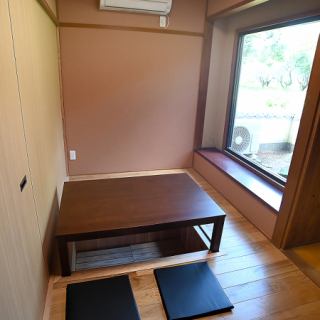 座席4名席×2テーブルご用意しております。プライベートの空間でゆっくりとお寛ぎ下さい。