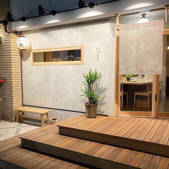 名店が揃う赤坂・警固にお店を構えています。オープンキッチンのカウンターがメインのお店ですので、お一人様でも気兼ねなくお食事をお楽しみいただけます。二階のロフト席は特別感ある空間となっており、少人数のお集まりに多くご利用いただいております。深夜3時まで営業しておりますので、平日のお仕事終わりにも。