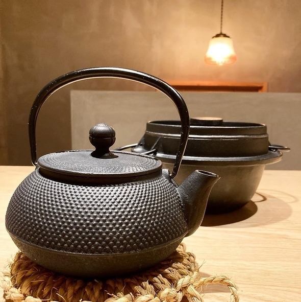 最高の料理を追究してたどり着いたのは、土鍋に南部鉄器を使用すること。お手入れは少し大変ですが、有り余る良さがあります。お客様に心からお料理を楽しんでいただけるよう、細部まで手を抜かない当店のこだわりです。店主選りすぐりの南部鉄器で炊いた『濃厚かしわ飯』はぜひご賞味いただきたい一品です。