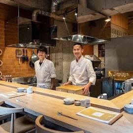 カウンター席は調理風景を眺められる特等席。季節ごとの食材を使った彩り豊かな料理が出来上がる瞬間を間近でお楽しみおただけます。料理をお出しする際には店主がひとつひとつ丁寧に料理をご紹介いたします。ライブ感を楽しみながら、こだわりのお料理とお酒をお愉しみください。