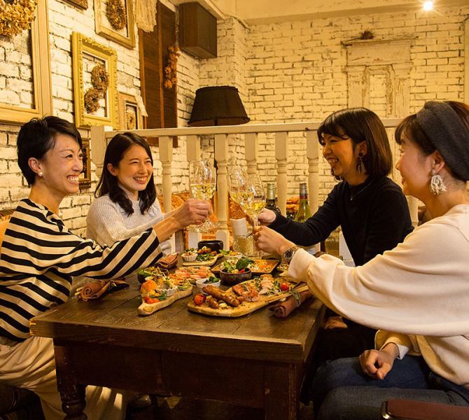 【女子会やデートに】 お席ごとにアンティークの椅子やテーブルが異なり、ご着席いただく瞬間から楽しんでいただけます。ソファー席に横並びで座ってのご利用も可能です。ドライフラワーに囲まれる空間は女子会やデートにぴったりです♪お得に楽しめる「飲み放題付きコース」もあります!