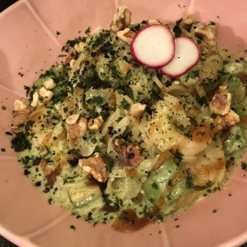 アボカドと海老のジェノベーゼパスタ-梅肉ソースがけ