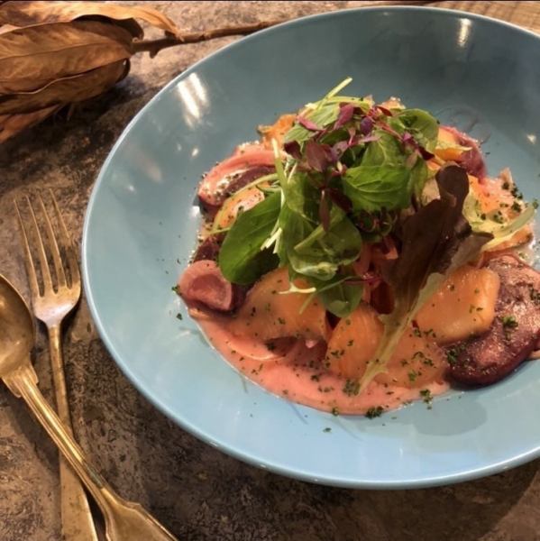 スモークサーモンとビーツと塩麹レモンクリーム