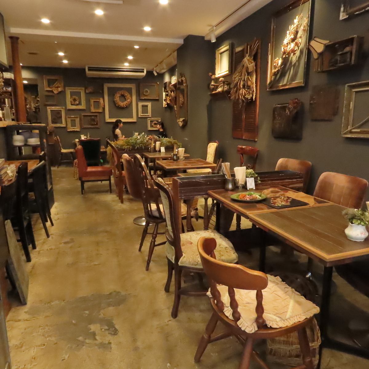 オシャレな店内でハッピーアワーを楽しめる◎