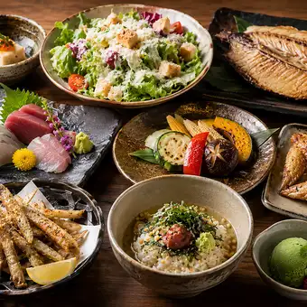 【３H飲放】大山鶏や旬野菜の炉端焼き×お造り三点盛合せや縞ホッケ『港町』全9品5840円⇒5000円