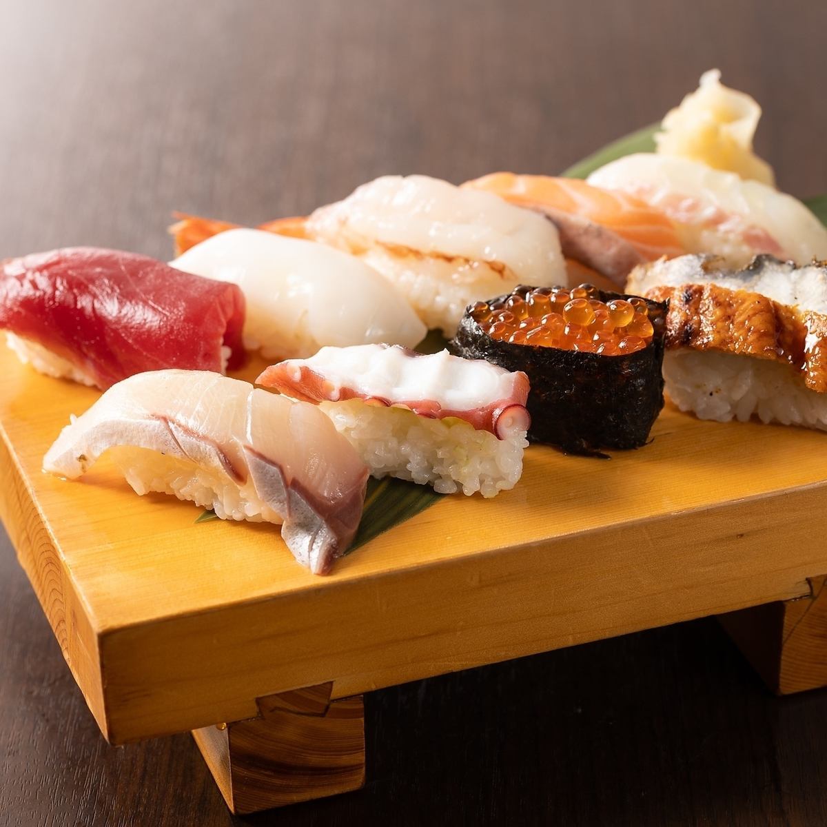 將新鮮的食材放入手握壽司中，令工匠們著迷。請品嚐季節性美食。
