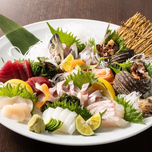 Goemon Specialty: Goemon Assortment of Freshly Sliced Seasonal Sushi 4,700 yen (tax included)