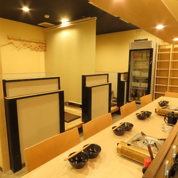 【カウンター】当店はカウンター席もご用意しております。お一人様でもお気軽にご利用いただけますので、お仕事帰りの方や友人とのお食事、デートなどにもお勧めです！お気軽にお立ち寄りください。