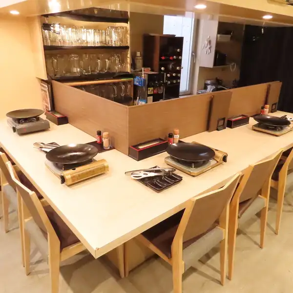 【カウンター】当店はカウンター席もご用意しております。お一人様でもお気軽にご利用いただけますので、お仕事帰りの方や友人とのお食事、デートなどにもお勧めです！お気軽にお立ち寄りください。