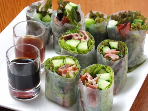 Spring rolls with vegetables and bacon