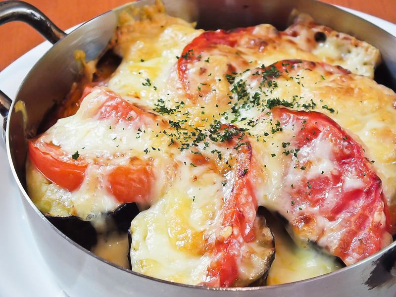 番茄焗烤配融化奶酪和茄子