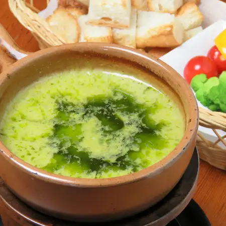 緑色（バジル）のチーズフォンデュ