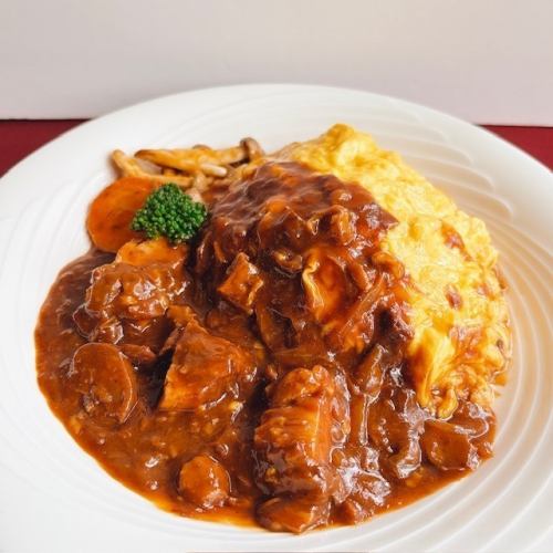 じっくり煮込んだ牛肉のふわとろオムライス