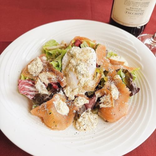 自家製スモークサーモンのシーザーサラダ