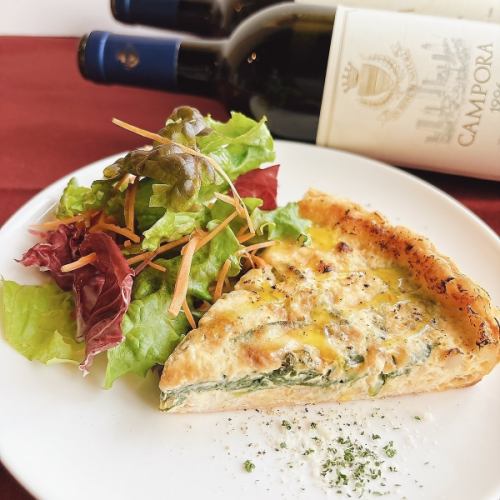 【女性のお客様に大人気】自家製ベーコンとほうれん草のキッシュ