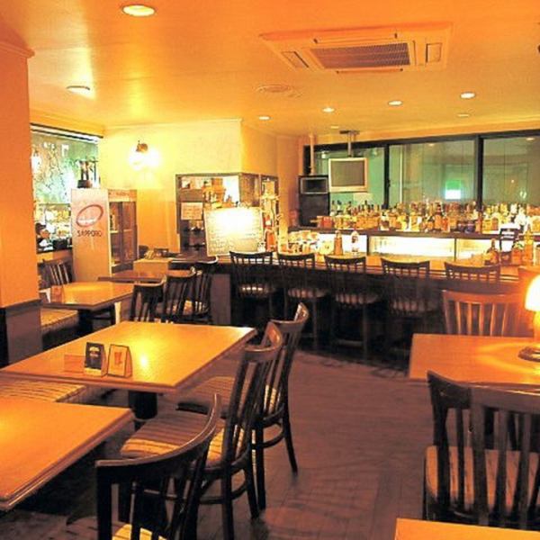 [Inside] 1 minute walk from the north exit of Chigasaki Station ♪ A cozy dining cafe bar that can be used for both lunch and dinner ♪ Whether you are alone or with a large number of friends, company friends, etc. ◎ You can use it according to the number of people ♪