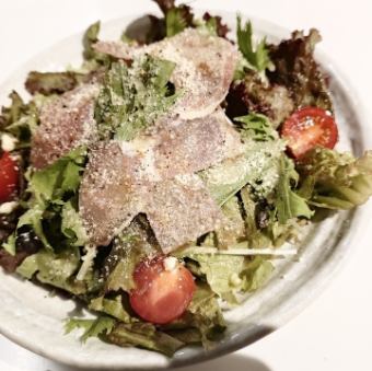 生ハムとチーズのサラダ