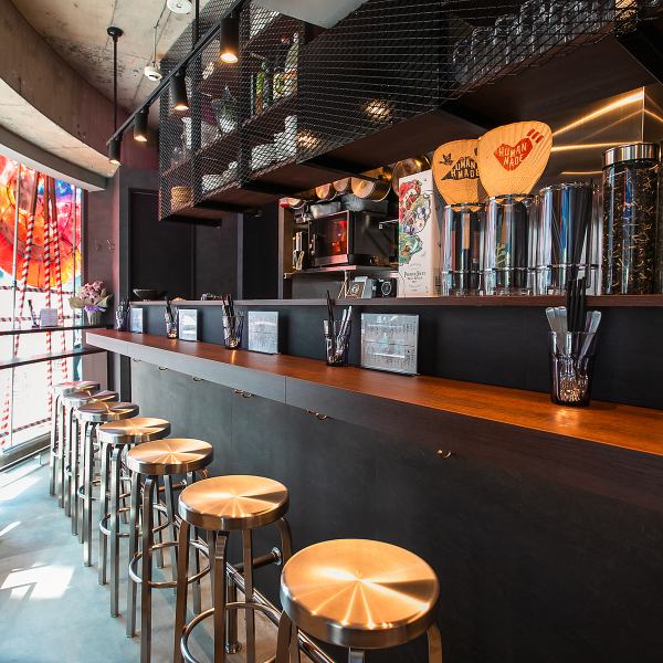 宴会や二次会にぴったりなこのお店は、会社の飲み会や仲間内での利用に最適です。会話を楽しむことが出来る雰囲気で、楽しいひとときを過ごせます。また、女子会にも最適なメニューが豊富で、ユニークで美味しい料理を楽しめるのが魅力です。お酒も充実しており、楽しい会話が弾むこと間違いなし！