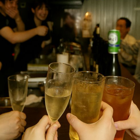 カウンター席は、一人飲みに最適な空間です。気軽に訪れることができ、美味しい料理を楽しみながら、他のお客様や店員との会話を楽しむことができます。食事を通じて新しい仲間づくりができるのも魅力の一つ。アットホームな雰囲気の中で、気軽にリラックスしながら、充実したひとときを過ごせます！