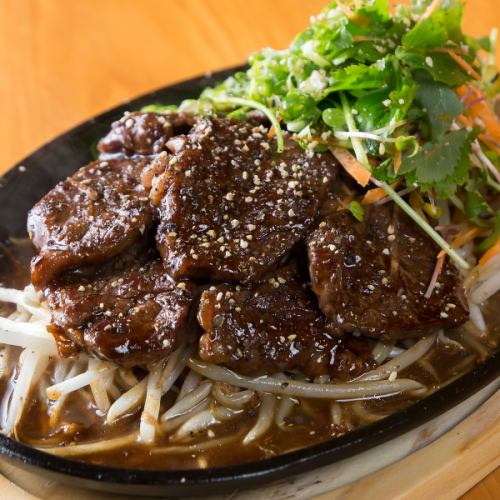 【特上ハラミ牛の鉄板焼きの旨み】 香ばしい香りとジューシーな食感を堪能できる