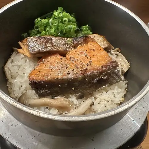 鮭ときのこバターの釜めし