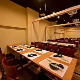 我们可以承办最多100人的私人宴会。酒店距离名古屋站仅几步之遥,交通便利,是举办大型公司宴会、社交聚会和各种庆祝活动的理想场所。这个场地便于讨论宾客人数和菜单选择。