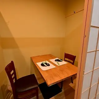 这间双人包间非常适合在名古屋站附近享用轻松的晚餐。它非常适合约会、与朋友聚餐或观光后的晚餐,让您可以享受交谈和美食,而不用担心周围的人。