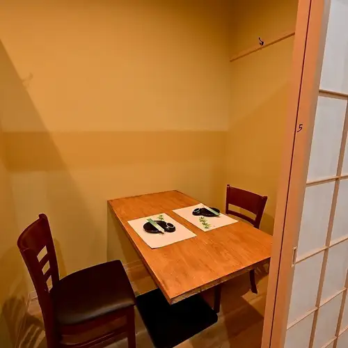 这间双人包间非常适合在名古屋站附近享用轻松的晚餐。它非常适合约会、与朋友聚餐或观光后的晚餐,让您可以享受交谈和美食,而不用担心周围的人。