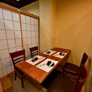 这间可容纳四人的私人包间非常适合与朋友聚会或下班后小酌一杯。这是一个轻松的空间,您可以在这里享用鸡翅、味噌烤串和时令刺身,同时与他人保持舒适的距离。