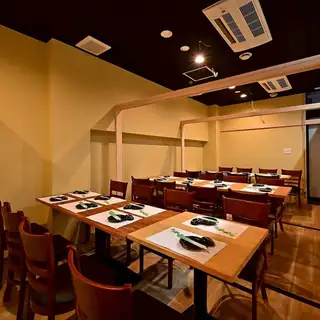 我们的私人包间最多可容纳 20 人,环境宽敞,是公司聚会和庆祝活动的理想场所。精心安排的座位有助于营造团结感,也非常适合提供无限畅饮的套餐。