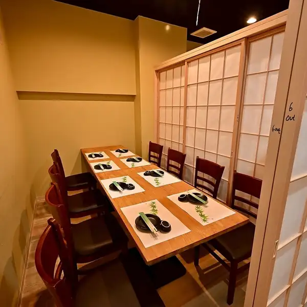 名古屋駅徒歩3分の便利な立地ながら、店内は賑わいの中にも落ち着きがある大人の居酒屋。仕事帰りの一杯、県外ゲストのおもてなし、週末の飲み会にも使いやすく、名古屋めしと海鮮を個室で味わえます。駅近でもくつろげる空気感です。料理とお酒をゆっくり楽しむ夜に最適です。