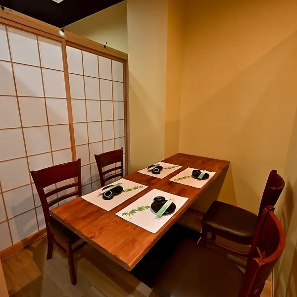 全席個室の店内は、木の温もりを感じる落ち着いた和モダン空間。2名様のデートや接待から、会社宴会、観光でのお食事まで幅広く対応します。名古屋駅近くでも周りを気にせず、ひつまぶしや旬海鮮をゆったり楽しめる一軒です。夜の飲み会にも使いやすい雰囲気です。落ち着いた夜にも馴染みます。